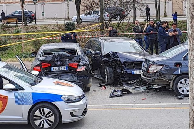 AKSIDENT NË TIRANË/ Katër mjete përplasen në Rrugën e Elbasanit, tre të plagosur