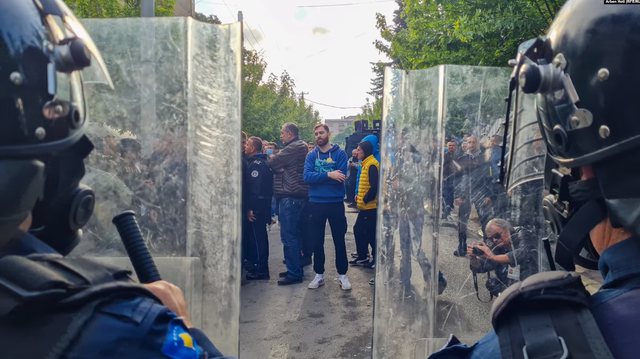 TENSIONET/ 30 gazetarë mbesin të bllokuar në Veri