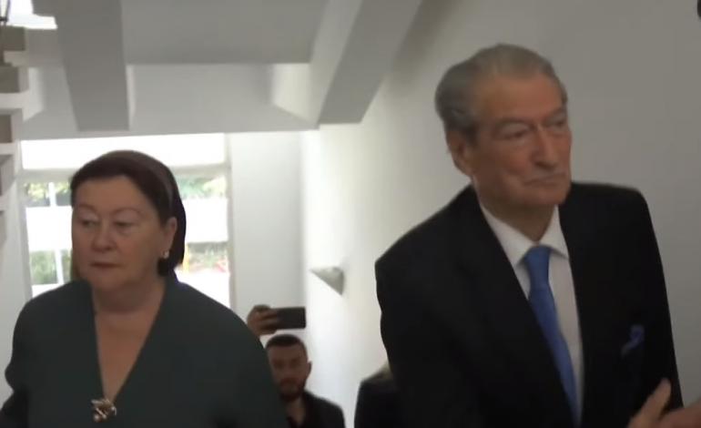 SHQIPËRIA ZGJEDH KRYEBASHKIAKËT E RINJ/ Berisha hedh votën e tij, shoqërohet nga bashkëshortja