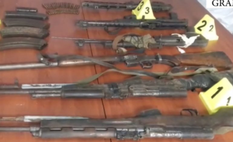 DETAJET/ Kapet arsenal armësh në Gramsh! Poseduesi kërcënoi gruan dhe fëmijët, arrestohet në kohë rekord