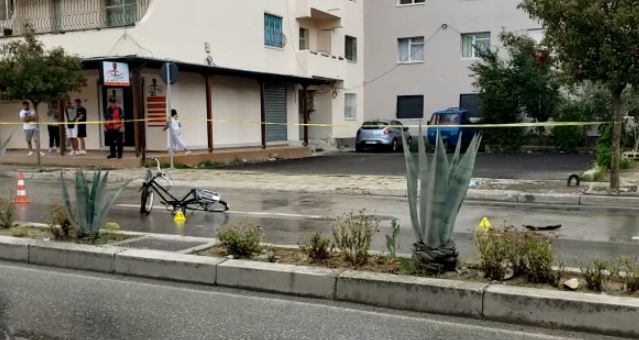 AKSIDENT NË BERAT/ 68-vjeçari po ecte me biçikletë tek vijat e bardha, përplaset nga një makinë dhe merret zvarrë për disa metra