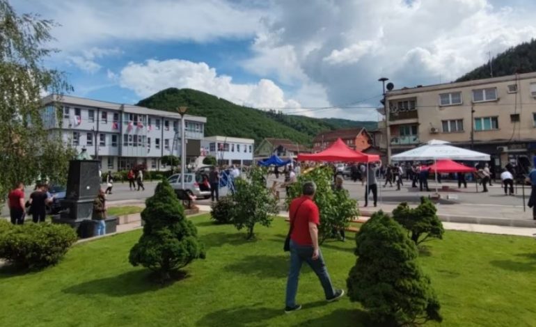 TENSIONET NË VERI TË KOSOVËS/ Përfundon protesta e serbëve në Zubin Potok