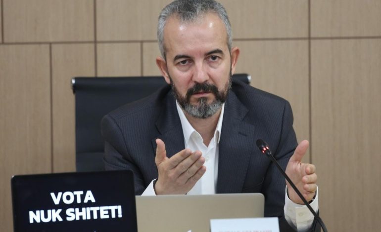 POSTERAT PROBLEMATIKË/ KQZ shqyrton sot vendimin, Celibashi mund të urdhërojë largimin e tyre