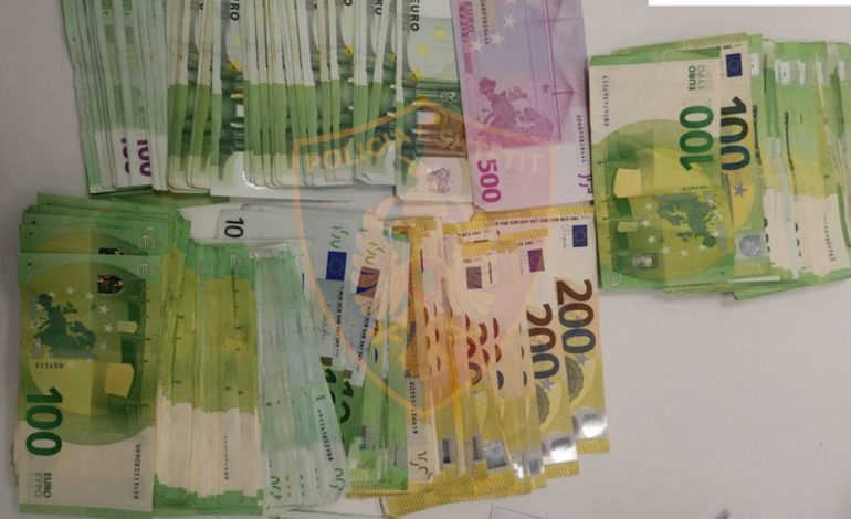 ME 40 MIJË EURO TË FSHEHURA NË TRUP/ Ndalohen nënë e bijë në Rinas, procedohen. Nje grua tjetër…