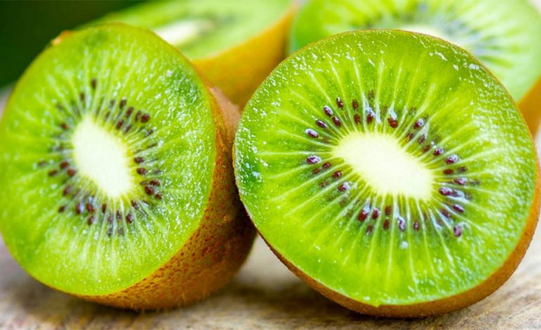 FARAT DHE LËKURAT E FRUTAVE/ Cilat kanë vlera dhe cilat janë të dëmshme