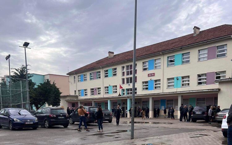 VËZHGIMI/ Situata në shkollën Kushtrimi i Lirisë, ja pjesëmarrja në orën 17:00