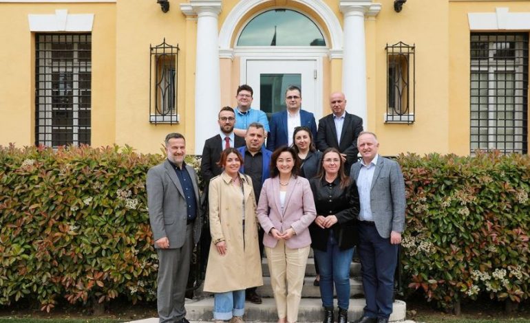 DITA BOTËRORE E LIRISË SË SHTYPIT/ Yuri Kim pret në takim një grup gazetarësh: Mos e nënvlerësoni rëndësinë e punës që bëni