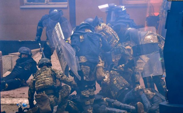 DHUNA E PROTESTUESVE SERBË NDAJ KFOR/ 3 prej ushtarëve u plagosën me armë