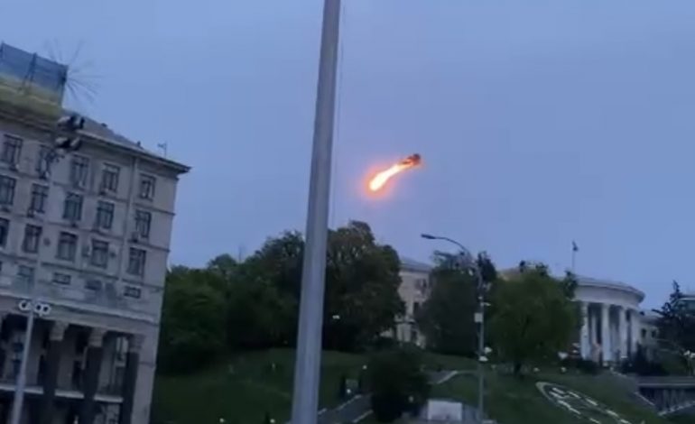 PAMJE EKSLUZIVE/ Momenti kur Kievi SULMOHET nga nje DRON. Si reagojne qytetaret