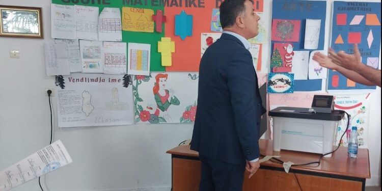 NOKA NË SHKELJE TË LIGJIT/ Bën si inspektor në qendrën e votimit. Reagon KQZ