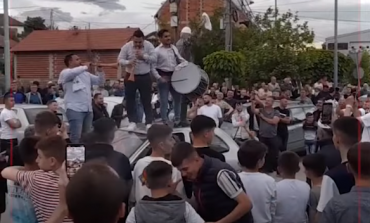ME TUPANË E CYRLE/ Fitorja e Erdoganit festohet edhe në Kosovë e Maqedoni