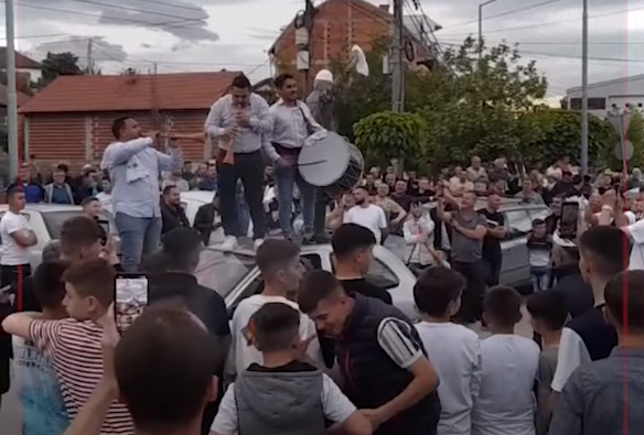 ME TUPANË E CYRLE/ Fitorja e Erdoganit festohet edhe në Kosovë e Maqedoni