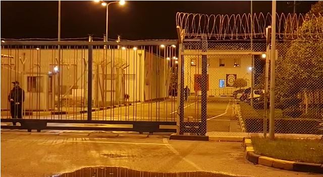 SHFAQI PROBLEME NË BURGUN E FIERIT/ Ndërron jetë rrugës për në spital 52-vjeçari