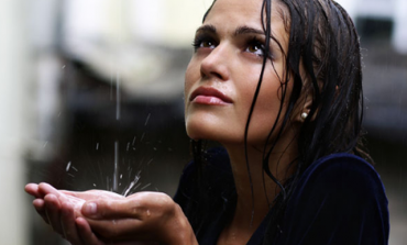 E KENI DITUR GABIM/ Njihuni me benefitet e ujit të shiut në flokët tuaj!