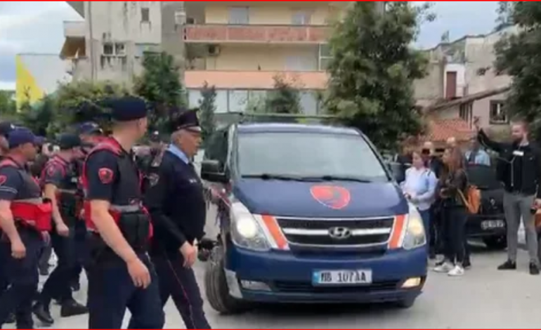 “DO TË FITOJMË O FREDITO”/ Incidenti kur Beleri po linte ambientet gjykatës në Vlorë! Qytetari: Ik more qen bir qeni, çfarë do fitoni
