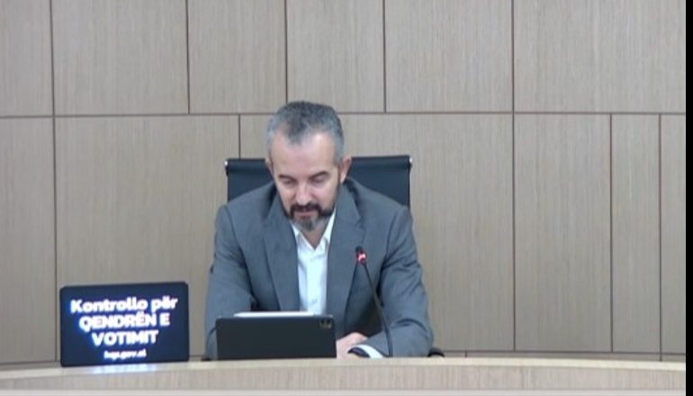 GJUHA FYESE GJATË FUSHATËS/ Celibashi: Të vetëpërmbahen, mendojnë se i dinë të gjitha