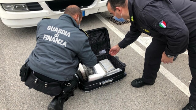 PO NISEJ ME FËMIJËT ME PUSHIME NË SARDENJË/ Shqiptarit i gjenden 11 kg kokainë në valixhe