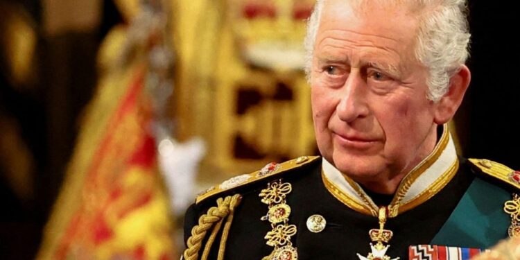 CEREMONIA E KURORËZIMIT/ Mbreti Charles III ‘thyen’ traditën shekullore të veshjes