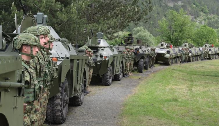 TENSIONET NË VERI/ Ministri serb i Mbrojtjes viziton ushtrinë në Rashkë