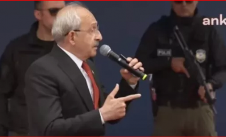 ZGJEDHJET NË TURQI/ Kilicdaroglu me jelek antiplumb gjatë një mitingu parazgjedhor