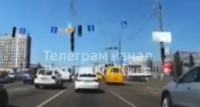 VIDEOLAJM/ Raketa ruse e goditur nga forcat ukrainase, bie në mes të rrugës në Kiev