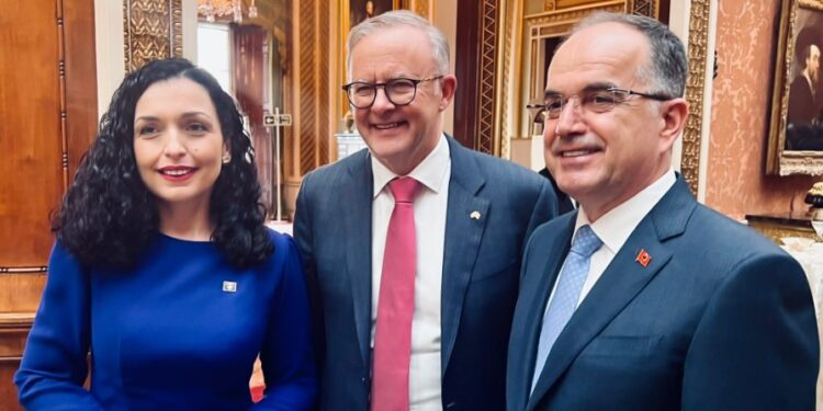 TRE SHQIPTARË NË NJË FOTO/ Osmani pozon me Begajn dhe kryeministrin australian