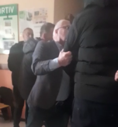 DALIN PAMJET/ Edmond Spaho përplaset me një person në qendrën e votimit në Maliq, e tërheq për krahu me forcë