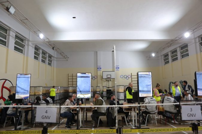 FILLON NUMERIMI NE MAT/ Kryeson kandidati i PS me 48 vota