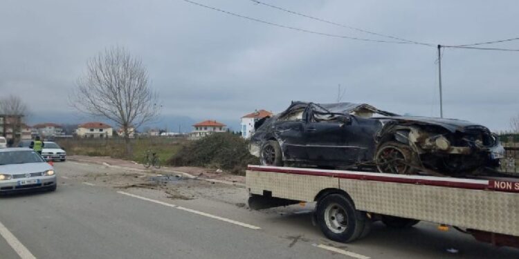 AKSIDENT NË AKSIN LIN-POGRADEC/ Makinë përplaset me trafikndarësen
