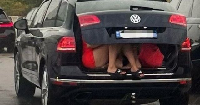 PO HYNIN NË SHQIPËRI/ 17-vjeçarja gjendet në bagazhin e makinës të dy 23-vjeçarëve, policia zbardh ngjarjen
