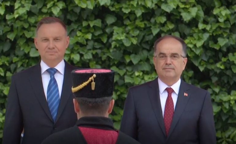PRESIDENTI I POLONISË VIZITË DY DITORE NË SHQIPËRI/ Pritet në një ceremoni zyrtare nga Begaj