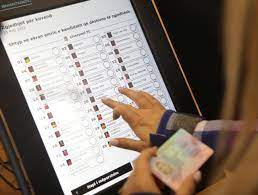 ZGJEDHJET E 14 MAJIT/ Testohet pajisja për votimin elektronik
