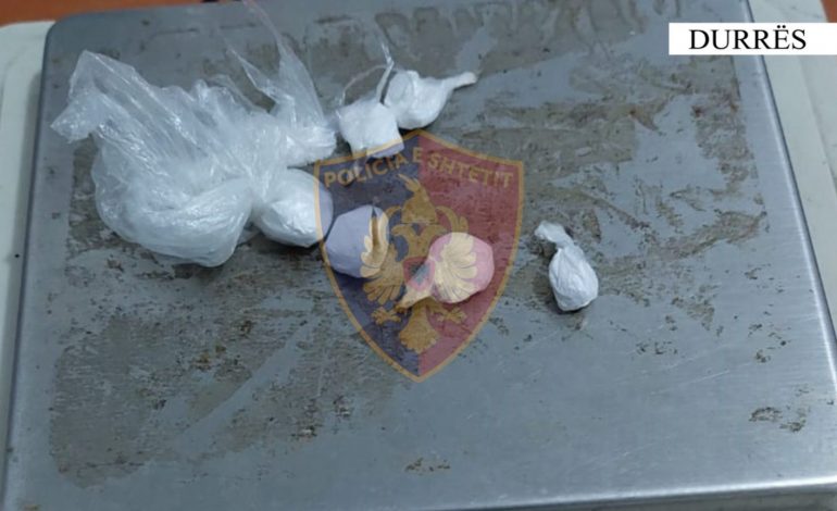 SHPËRNDANTE KOKAINË TË NDARË NË DOZA/ Arrestohet 31-vjeçari në Durrës (EMRI)