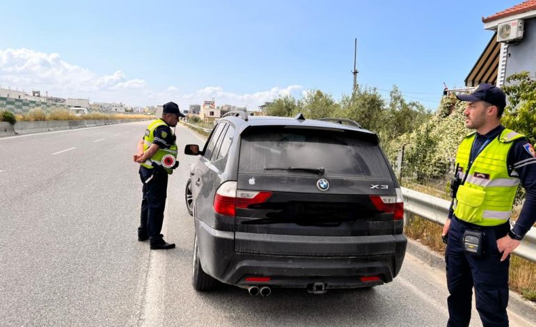 POLICIA RRUGORE AKSION NË DURRËS/ Disa shoferë të arrestuar dhe 8 patenta të pezulluara