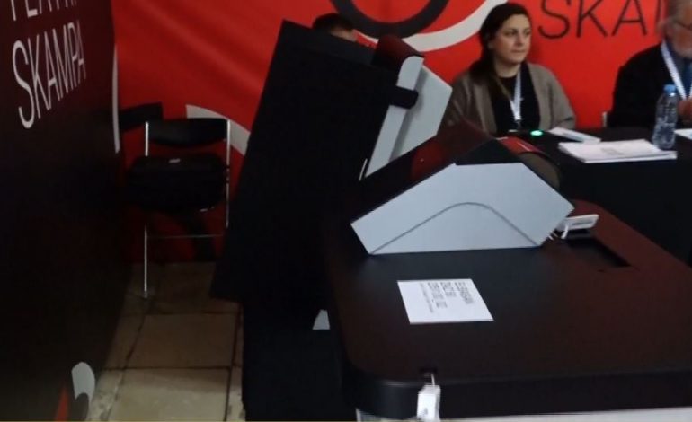 ELBASANI VOTON NË MËNYRË ELEKTRONIKE/ Në QV vëzhgues të huaj, gjithçka gati, por ende s’ka votues