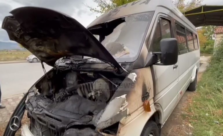 DETAJET E PARA/ Ishte i parkuar në oborrin e banesës, digjet pas mesnate furgoni në Pogradec