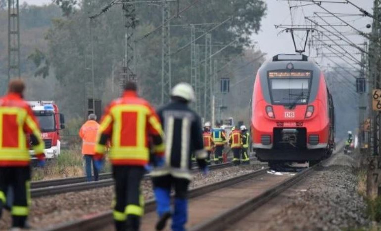 ISHIN DUKE PUNUAR NË SHINA/ Treni përplas për vdekje dy persona në Gjermani