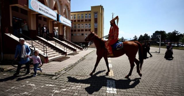 E PAZAKONTË/ Mbi kalë i veshur si jeniçer, ja si u paraqit 33-vjeçari në qendrën e votimit
