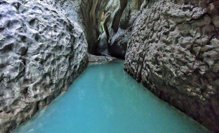 GRUAJA SHPËTOI/ 68-vjeçarin e mori rrjedha e lumit, vijojnë kërkimet për gjetjen e trupit të turistit holandez