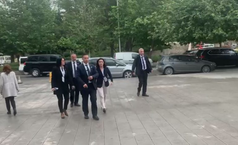 NË ROLIN E VËZHGUESVE NË ZGJEDHJE/ Ambasadorja e SHBA-ve Yuri Kim mbërrin në një QV në Vlorë