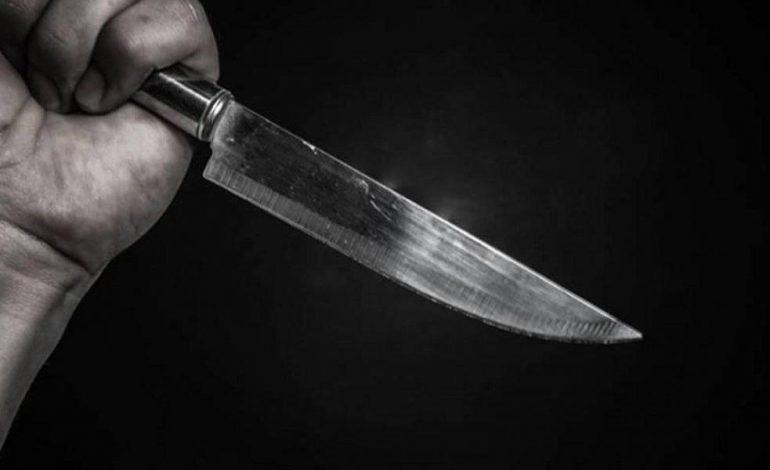 E RËNDË NË FAMILJEN SHQIPTARE/ Burri tenton të godasë me thikë në bark bashkëshorten, 53-vjeçarja i shmanget dhe arrin të largohet nga banesa