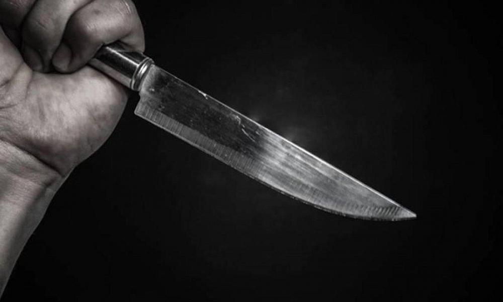 E RËNDË NË FAMILJEN SHQIPTARE/ Burri tenton të godasë me thikë në bark bashkëshorten, 53-vjeçarja i shmanget dhe arrin të largohet nga banesa