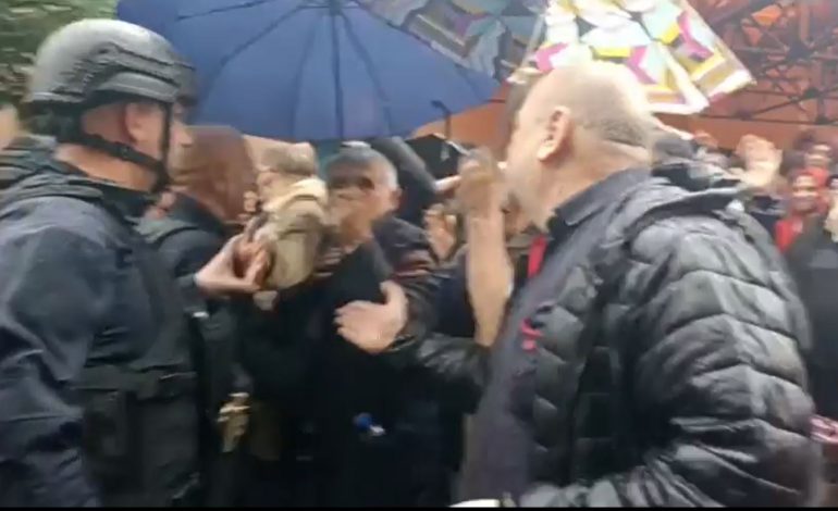 SITUATA E TENSIONUAR NË VERI/ Gaz lotsjellës dhe të shtëna armësh në Zveçan. Digjet makina e policisë…