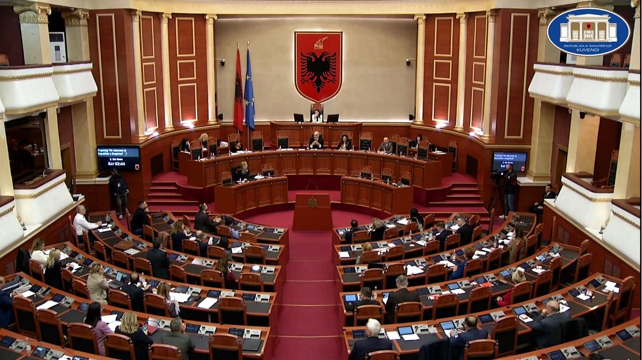 95 VOTA PRO/ Kuvendi nuk humb kohë, miraton rritjen e pagave për deputetët e ministrat