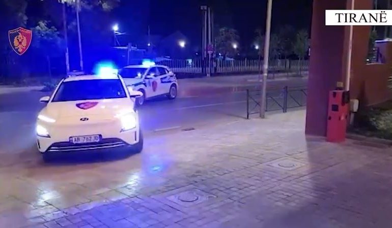 E PËSOJNË KEQ/ Vodhën miliona lekë dhe bizhuteri floriri në një banesë, pranga dy të rinjve në Tiranë