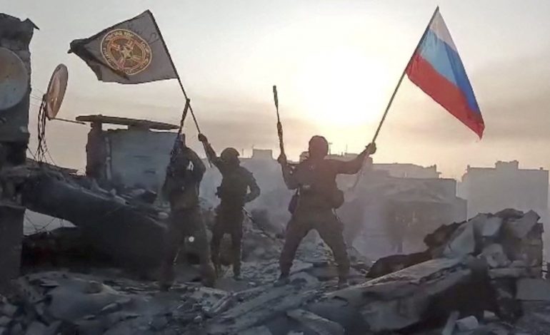 FOTOLAJM/ Ushtarët rusë festojnë pas marrjes së Bakhmut, ngrejnë lart flamujt e Rusisë dhe “Wagner”