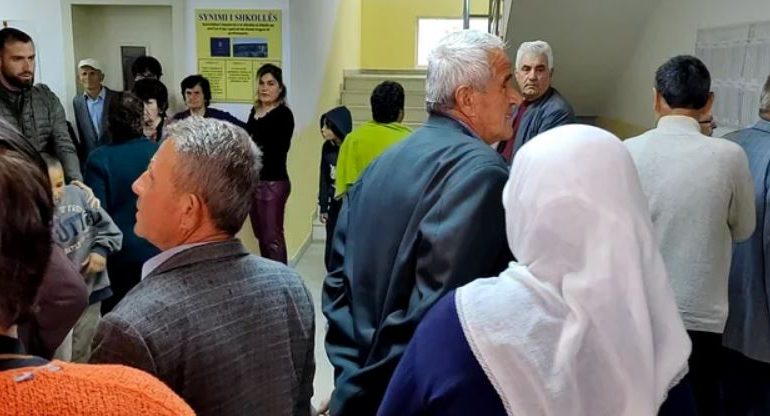 PROBLEME TEKNIKE NË KAVAJË/ Qytetarët në Luz të Vogël në radhë për të votuar