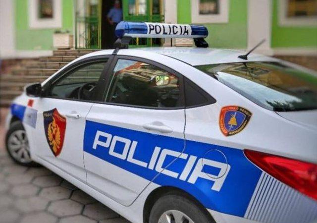 GODITI BASHKËSHORTEN ME SËPATË/ Arrestohet 70-vjeçari në Tiranë