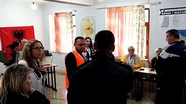 FLAMUR NOKA PRESION NË QENDRËN E VOTIMIT/ Komisionerët: Hyri me forcë