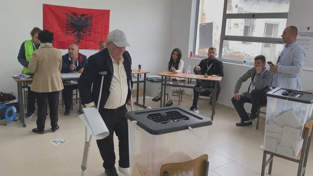 PREJ 14 MUAJSH NË PATERICA/ Qytetari në Kuçovë shkon të votojë, ja apeli që u bëri të rinjve